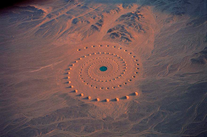 Intervenção artística feita com areia no deserto há 17 anos vai fazer você repensar sobre o termo “épico”