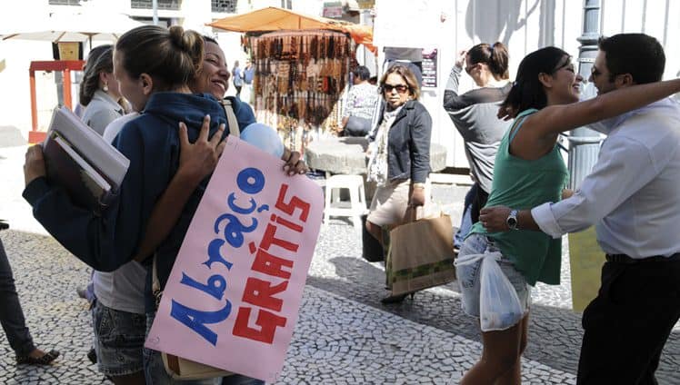 Pessoas Promovem Nesta Segunda-Feira 15/04 No Centro De Florianópolis Um Dia De Abraços Grátis. Foto: Eduardo Valente