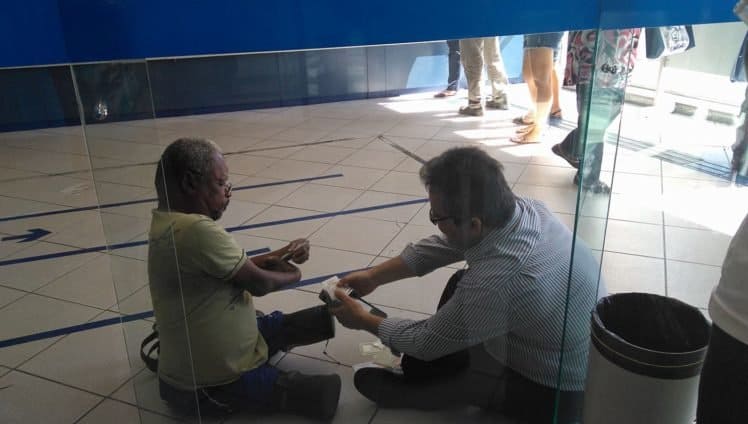 Gerente Da Caixa Se Senta