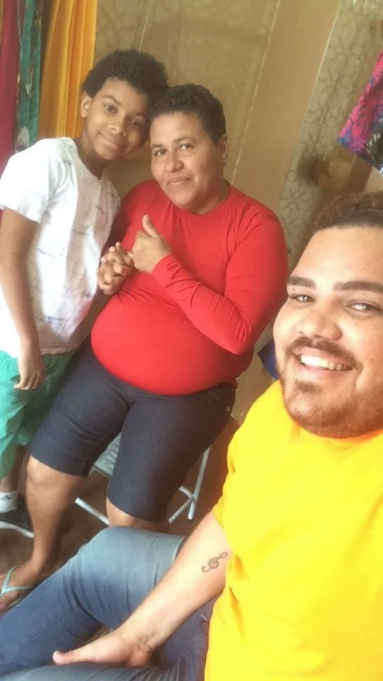 Menino filmado estudando em tablet na loja da samsung ganha aparelho da empresa 2 menino que foi filmado2