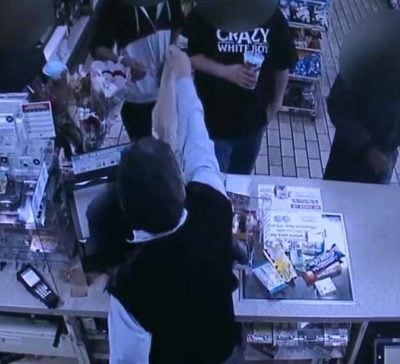 4 3 Ao inves de chamar a policia empresario faz doacao a jovem que roubava estabelecimento para comer