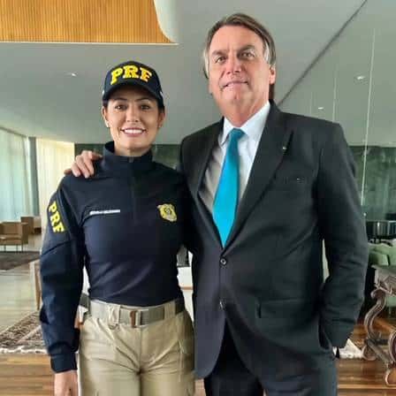 Primeira-dama Michelle Bolsonaro posa fardada de policial para evento da PRF: "Ele gostaria de ser multado por mim"