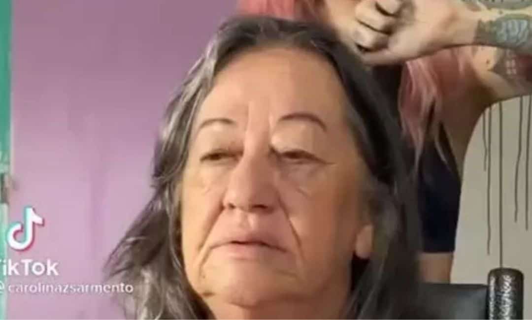 Vídeo Que Mostra Filha Pintando Cabelo Da Mãe Com As Cores Roxo E Azul Viraliza Na Internet 0819