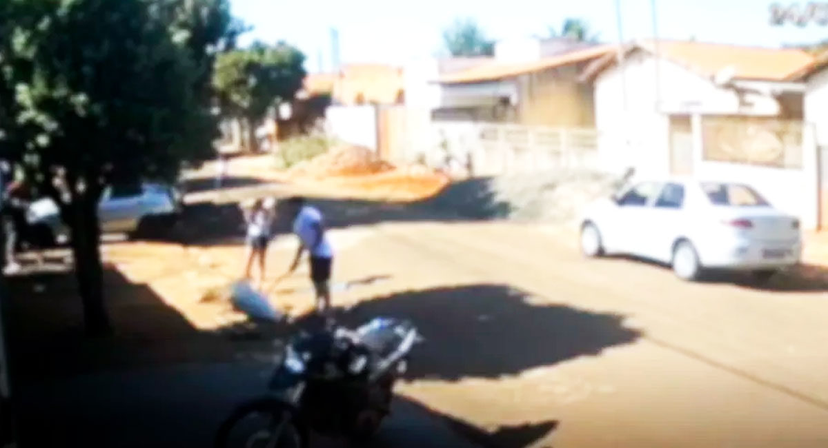 Vídeo Flagra Homem Atirando Na Cabeça De Vizinho Que Por Gentileza Varria Sua Calçada 