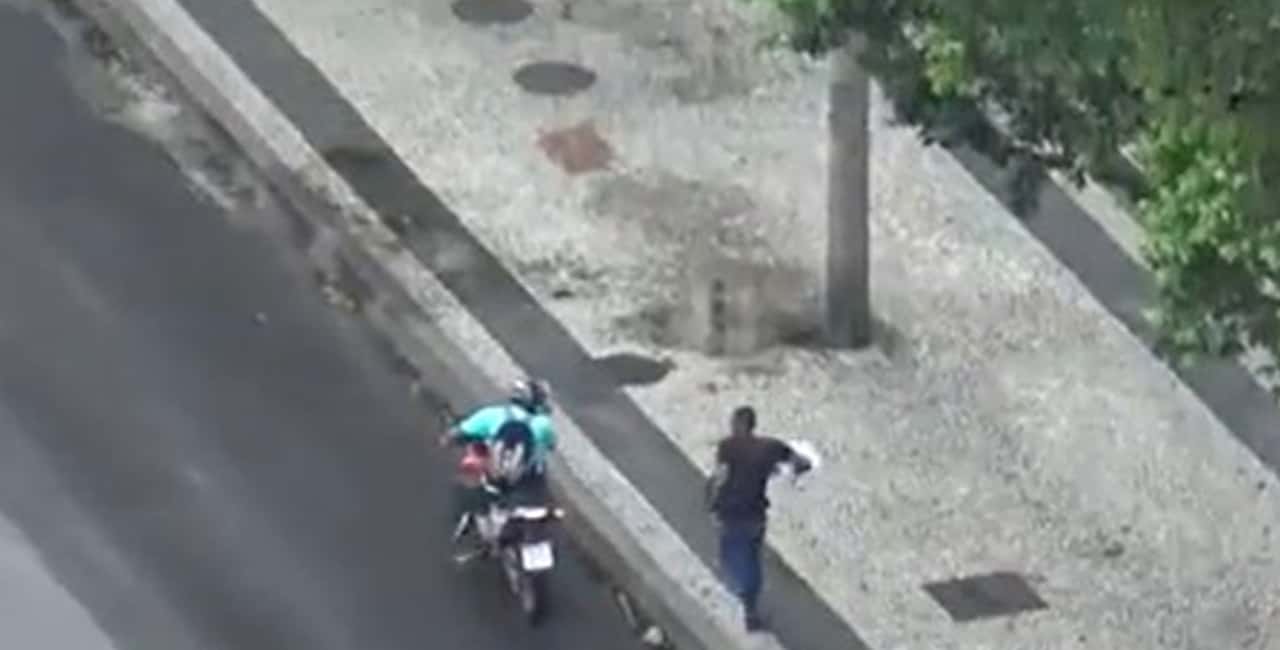Vídeo: Homem Perde Ônibus, Corre Atrás E Ganha Carona De Motociclista Que Percebeu Seu Desespero