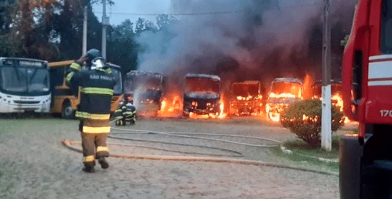 Oito Ônibus Foram Incendiados Hoje À Tarde Na Cidade De Franco Da Rocha, Na Grande São Paulo. Não Houve Registro De Vítimas.
