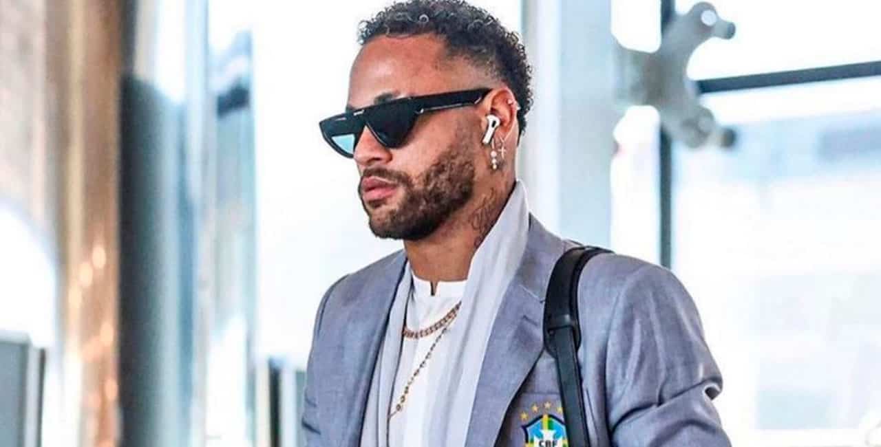 Durante A Copa Do Mundo De 2022, Neymar Jr. Esbanjou Fone Banhado De Ouro, O Atleta Também Possui Uma Capinha De Celular Com Ouro.