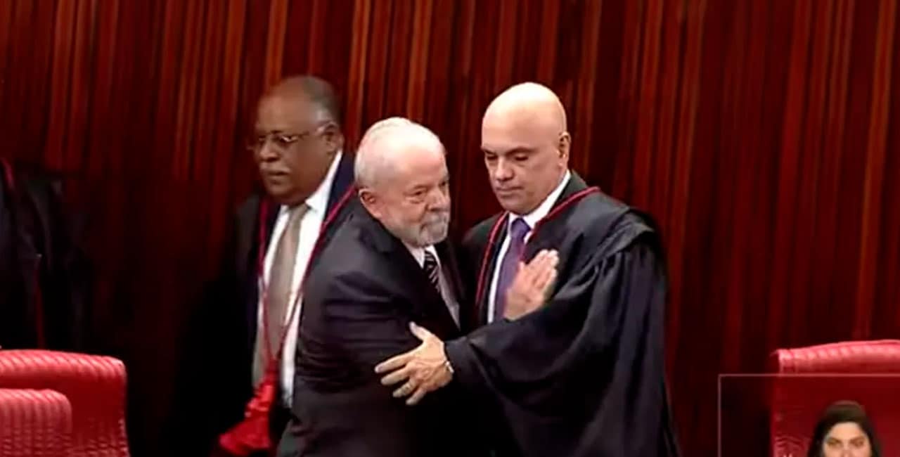 Durante O Seu Discurso No Tribunal Superior Eleitoral (Tse), Lula Chorou E Disse Que &Quot;O Povo Reconquistou Direito De Viver Em Democracia&Quot;.