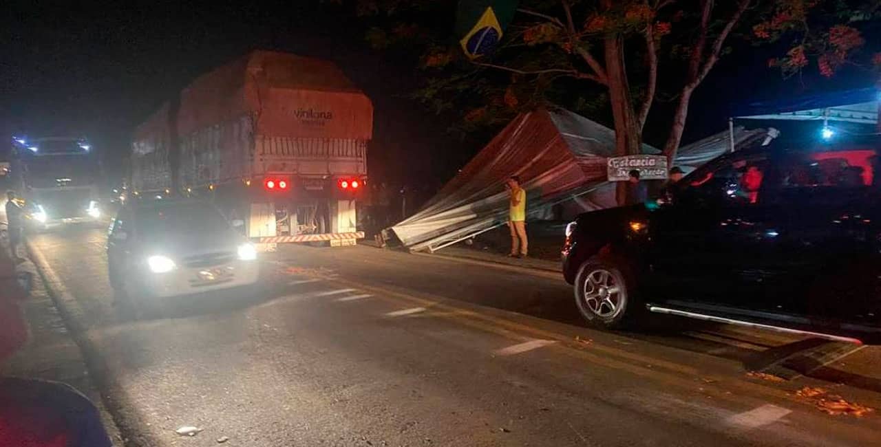 O Motorista De Um Caminhão Avançou Sobre Um Acampamento De Apoiadores Do Presidente Jair Bolsonaro (Pl) Na Rodovia Br-364, Em Rondônia.