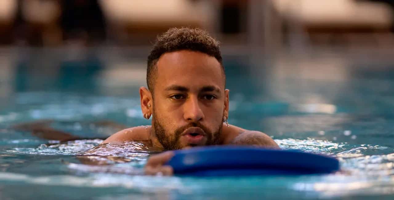 Neymar Se Trata Em Três Períodos Do Dia E Tem &Quot;Dormido&Quot;, Segundo Contaram Seus Companheiros, Na Sala De Fisioterapia Do Hotel.