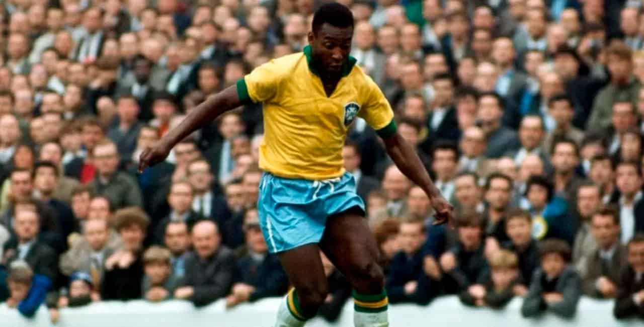 Maior Jogador Da História, Pelé Encantou O Mundo Com Seus Gols, Dribles E Títulos. Ele Segue Como O Único A Vencer Três Vezes A Copa Do Mundo.