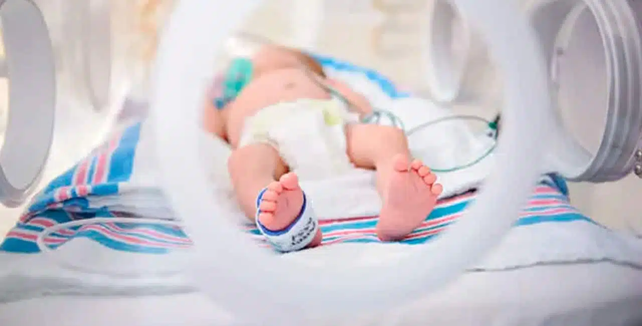 Segundo O Jornal Italiano Corriere Della Sera, O Bebê Teria Morrido Esmagado Pela Mãe, Que Adormeceu Enquanto Amamentava.
