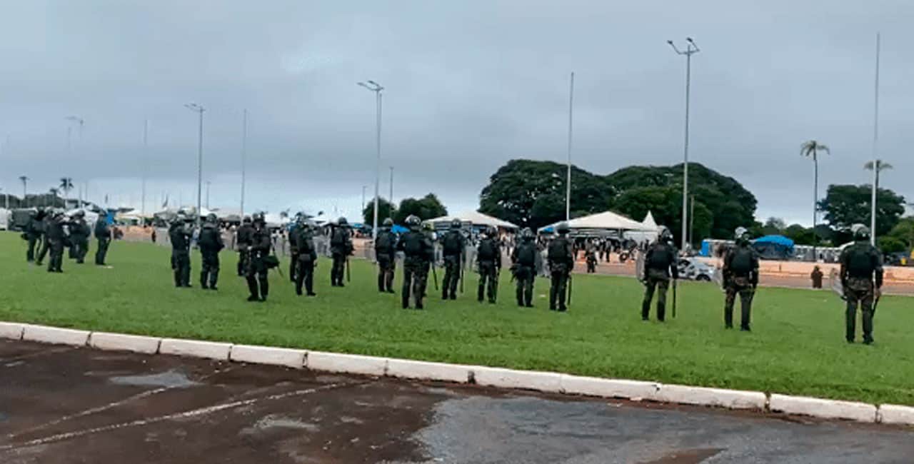 Homens Do Exército E Policiais Se Concentram Em Frente Ao Acampamento Onde Há Golpistas Bolsonaristas, Em Brasília