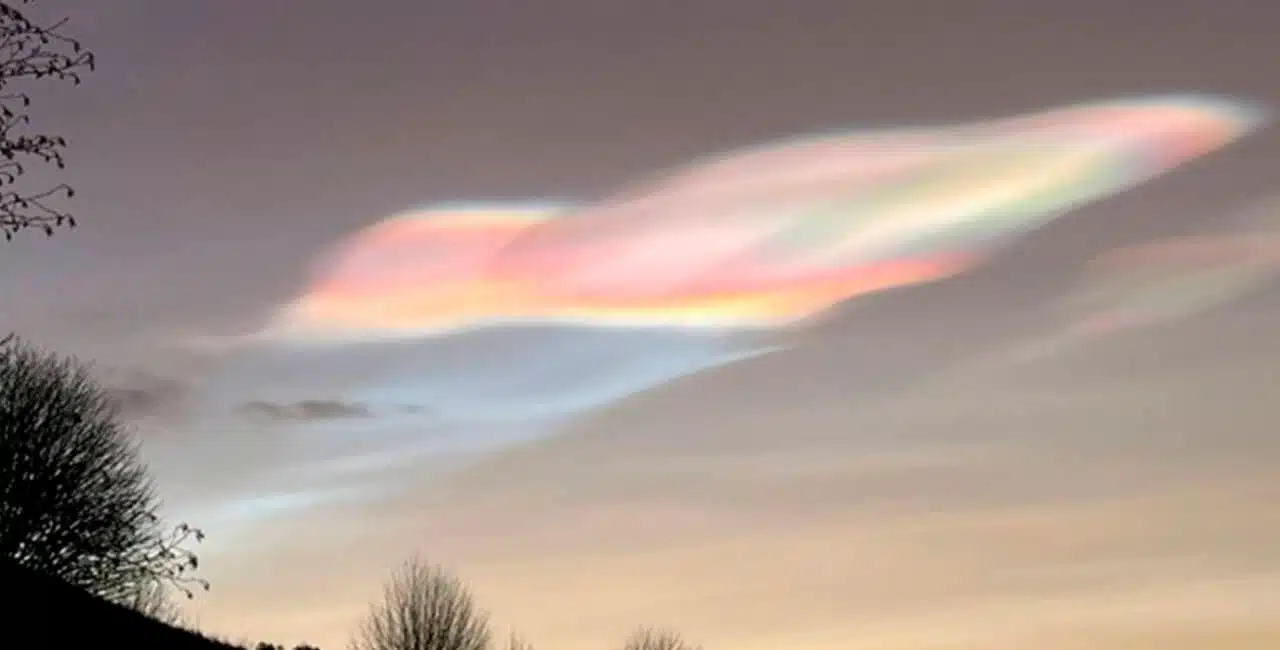Nuvens Estratosféricas Polares, Também Conhecidas Como Madrepérolas, Se Formaram Entre A Tarde De Domingo E Manhã Desta Segunda-Feira A Escócia.