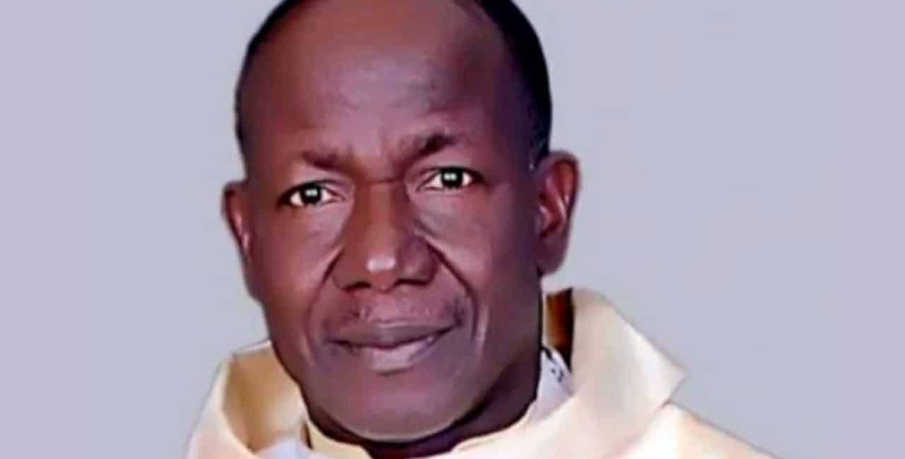 Isaac Achi, Padre Da Igreja Católica Dos Santos Pedro E Paulo, Localizada Na Nigéria, Morreu Após Ser Queimado Vivo Em Um Incêndio.