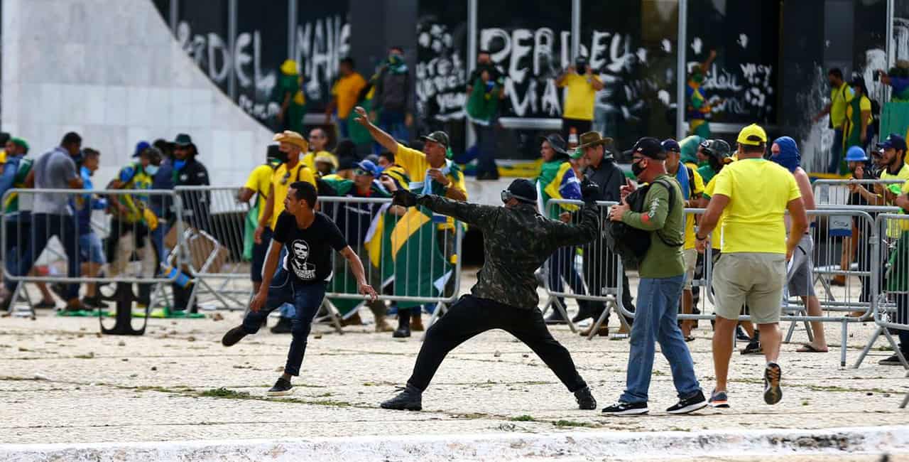 Um Fotógrafo Conseguiu Recuperar A Câmera Fotográfica Que Havia Sido Roubada Durante Os Atos Antidemocráticos, Em 8 De Janeiro, Em Brasília.