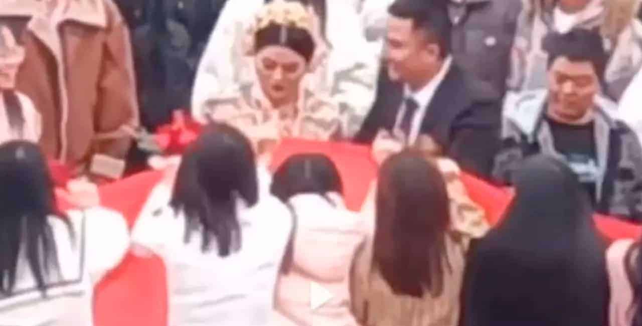 Vídeo: Ex-Namoradas Invadem Casamento De 'Cafajeste' E Fazem Protesto Em Cerimônia