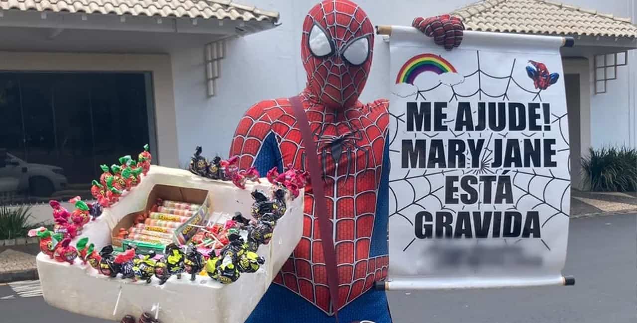 'Mary Jane Está Grávida': Com Fantasia De Homem-Aranha, Ambulante Que Vai Ser Pai Vende Balas No Semáforo E Chama A Atenção Em Mg