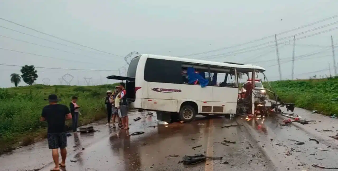 Acidente Entre Micro-Ônibus E Caminhão Deixa 11 Mortos No Pará