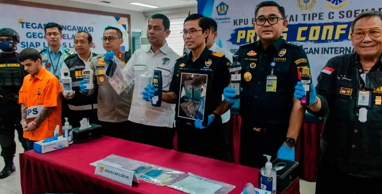 Polícia Da Indonésia Mostra Frascos Contendo Cocaína Líquida E Brasileiro G.p.s. Preso Ao Tentar Entrar No País Com A Droga