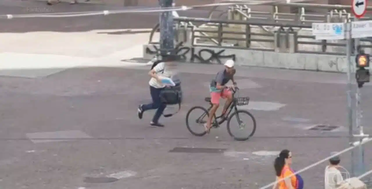 Flagrantes De Roubos De Celulares Nas Ruas De São Paulo: Bandidos Chegam De Bicicleta E Em Um Segundo Levam Aparelhos De Vítimas