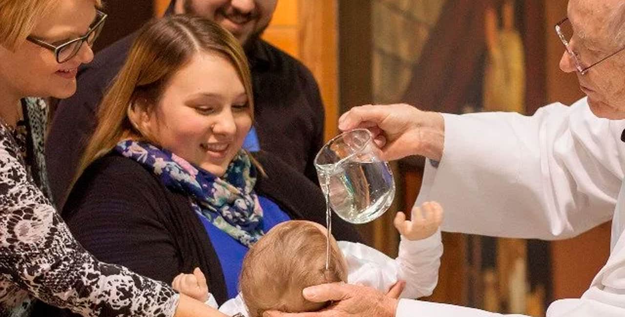 Padre Batiza Recém-Nascida Com Ácido Em Vez De Água Benta