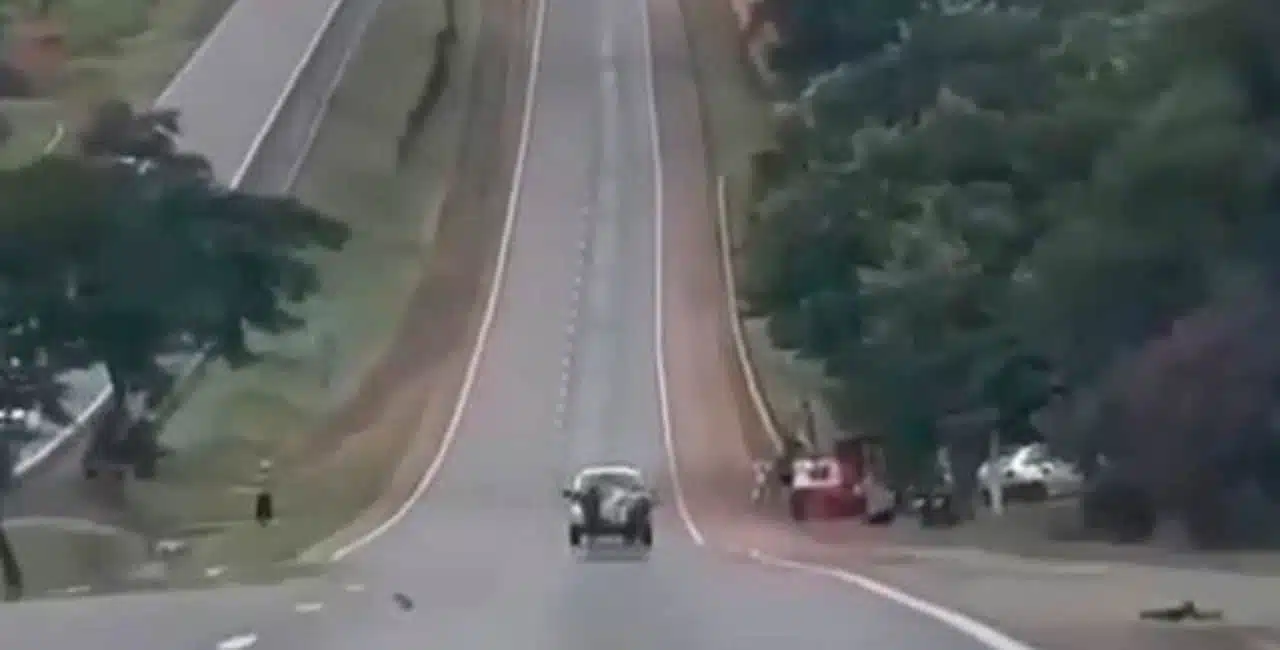 Um Adolescente De 16 Anos Causou Um Acidente De Trânsito Ao Fazer Manobras Perigosas Em Uma Moto Na Br-153 Em Goiás.