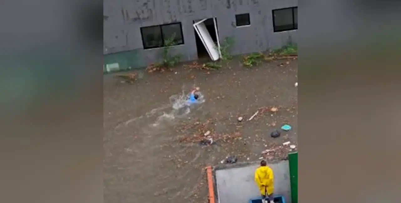 Vídeos Gravados Mostram O Zelador Do Condomínio Ao Pular E Nadar Na Enchente Para Salvar Uma Pessoa Que Se Afogava Dentro De Um Carro Durante O Temporal.