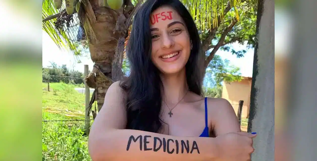 A Estudante Tércia Oliveira Sampaio, De 18 Anos, Sempre Sonhou Em Ser Médica, Mas Sabia Que O Caminho Seria Difícil.