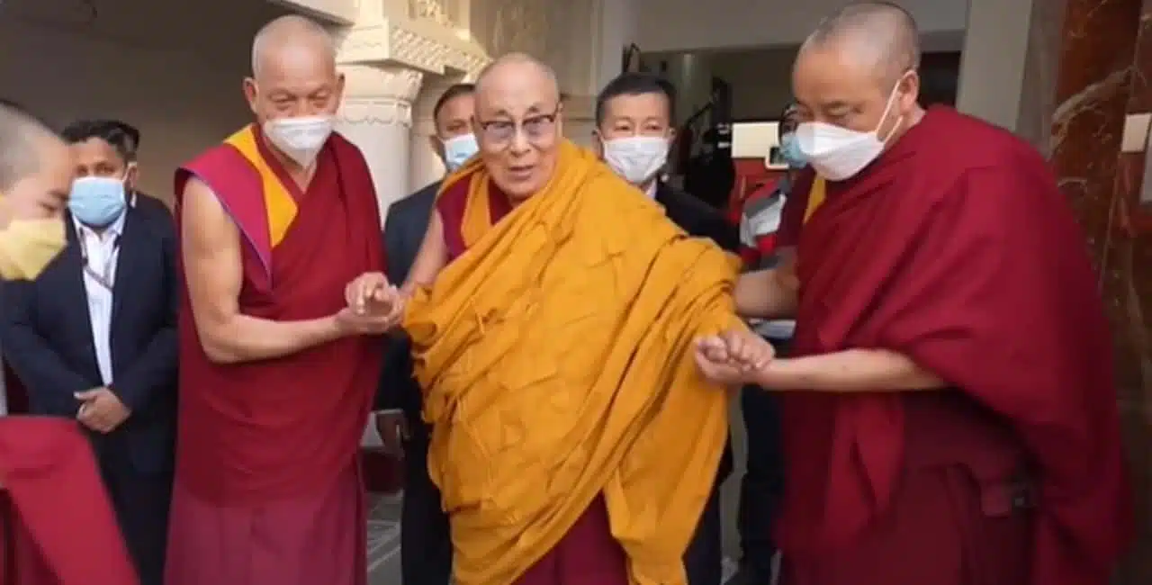 Em Um Vídeo Que Se Tornou Viral, O Dalai Lama, De 87 Anos, Pergunta Ao Menino &Quot;Você Pode Chupar Minha Língua?&Quot; E Então Ele Mostra A Língua, Desencadeando A Hilaridade Dos Presente.