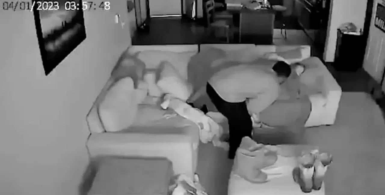 Homem Invade Casa À Noite E Fica Observando Moradora Dormir