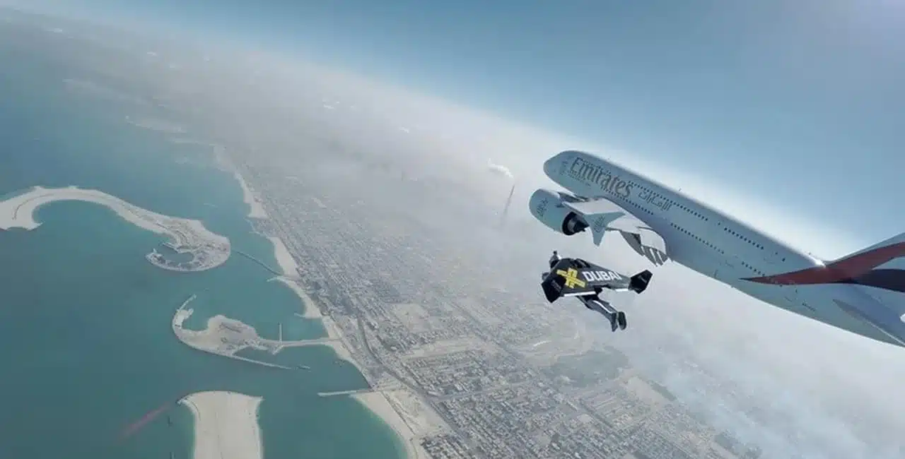 Homem-Jato Voa Ao Lado Do Maior Avião Do Mundo Em Dubai E Vídeo Viraliza Nas Redes