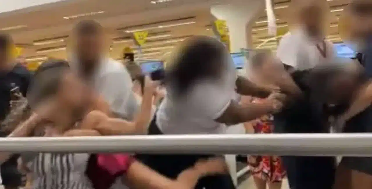 Além Das Mulheres, Três Adolescentes Foram Encaminhadas À Delegacia Após Confusão Em Supermercado.