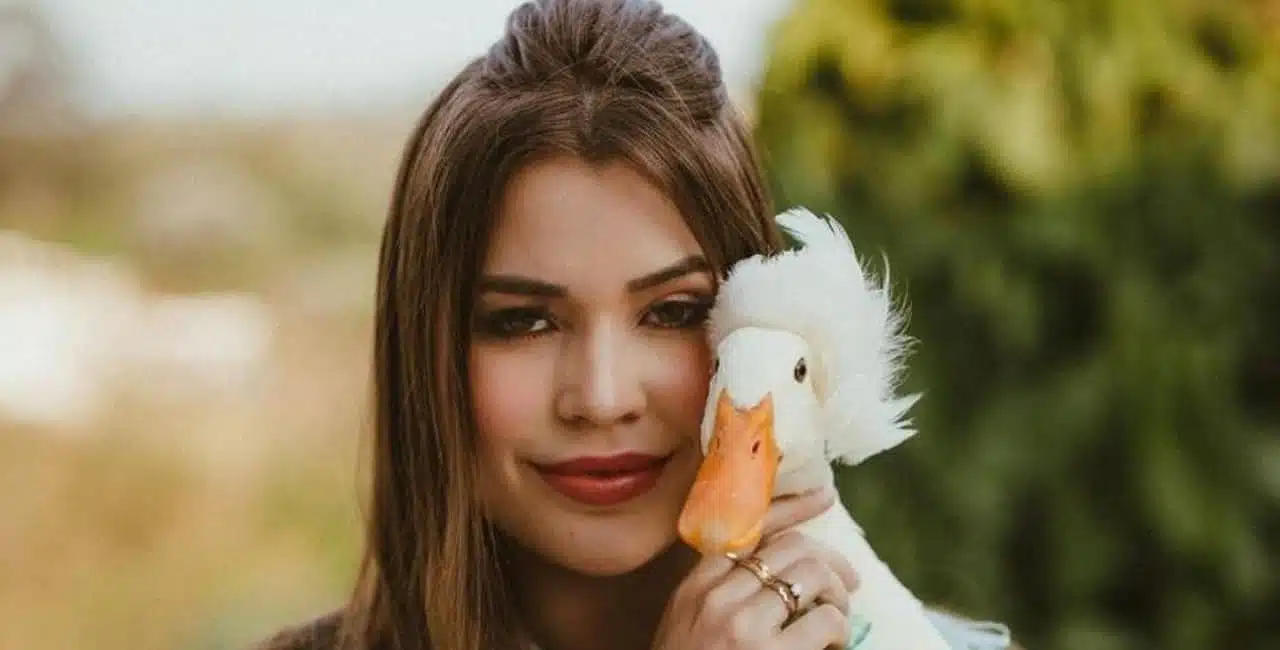 A Influenciadora Julia Olympo Está Oferecendo R$ 30 Mil Para Quem Encontrar O Pato De Estimação Dela.