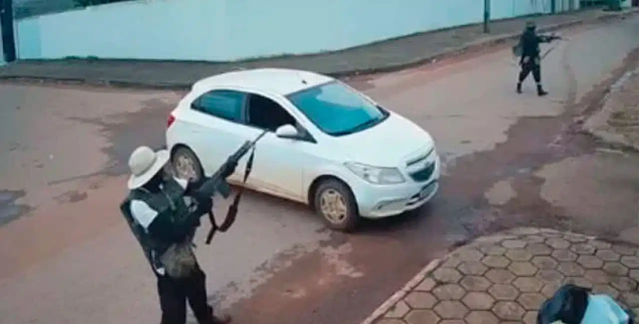 Vídeo: Câmeras Registram Momento Em Que Bandidos Atacam Quartel Da Pm