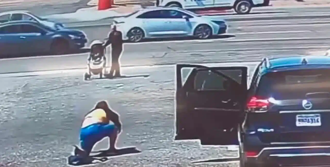 A Mulher Caiu No Chão Quando Viu Que O Carrinho De Bebê Estava Descendo Em Direção À Rua, Mas Felizmente Ele Foi Resgatado.