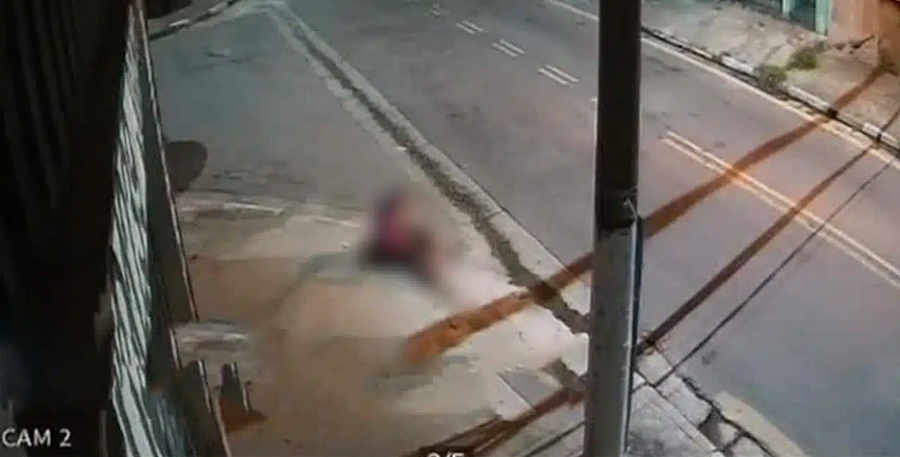 Vídeo Mostra O Momento Em Que Uma Mulher Atravessa Uma Rua Em Osasco, Na Grande São Paulo, E É Abordada Por Um Homem, Que Já Chega Dando Um Mata-Leão Nela.