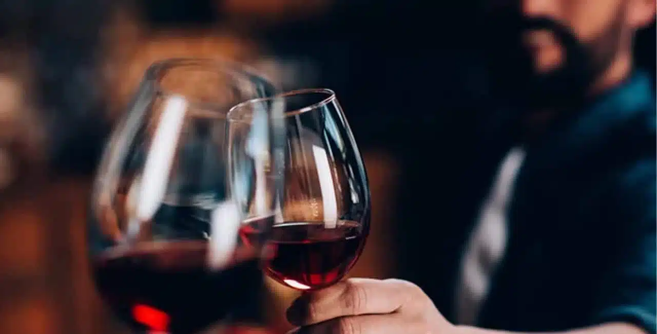 Beber vinho moderadamente pode aliviar dores no corpo