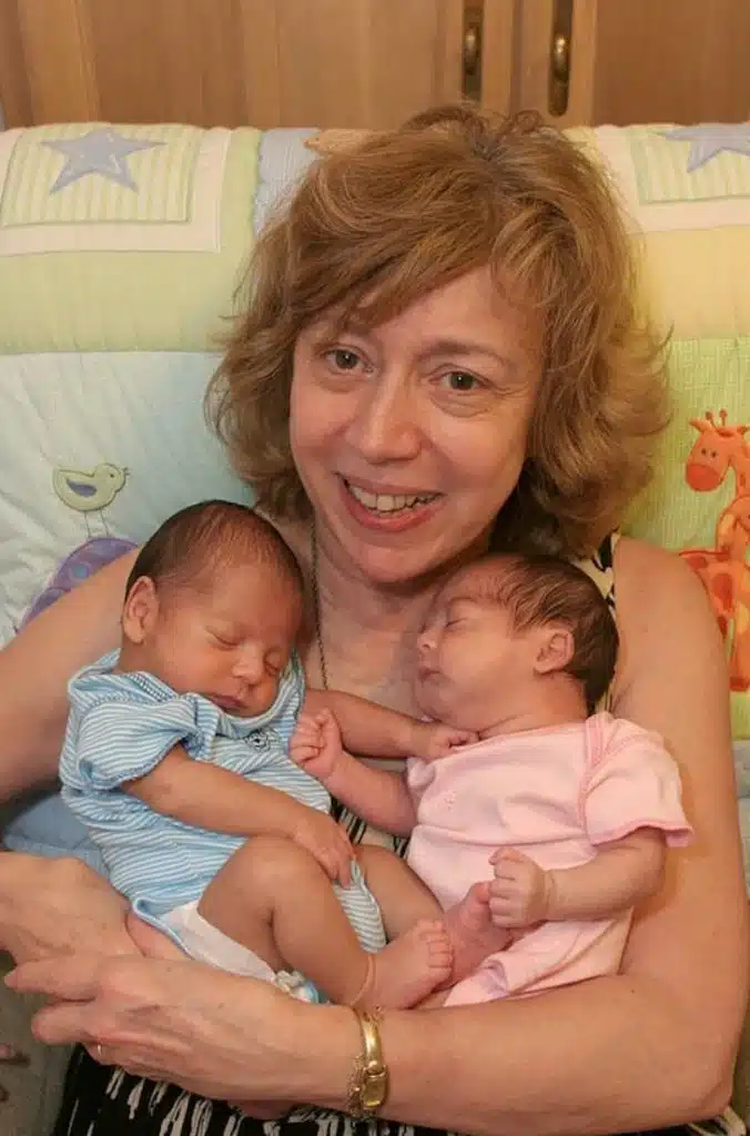 Após Se Revoltar Com Sua Mãe Por Ter Tido Gêmeos Aos 59 Anos, Filha Decide Não Deixa-La Ver Sua Neta