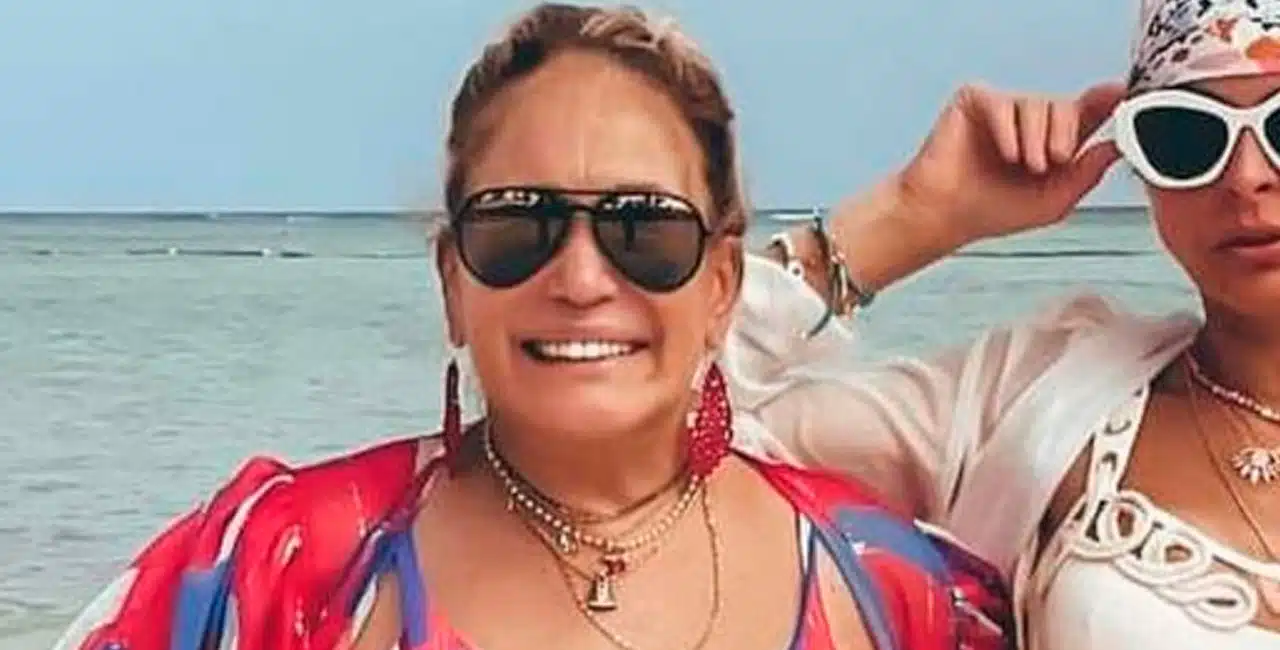 Em Foto Rara Com A Esposa Do Filho, Susana Vieira Surge Arrasadora Na Praia Com Maiô Estiloso