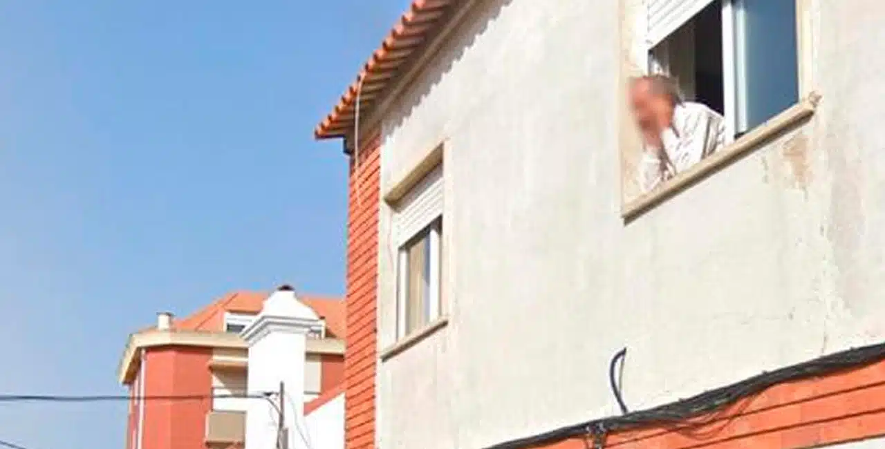 A Jovem Portuguesa Postou A Captura De Tela Do Google Maps Onde O Idoso Aparece Na Janela De Sua Casa