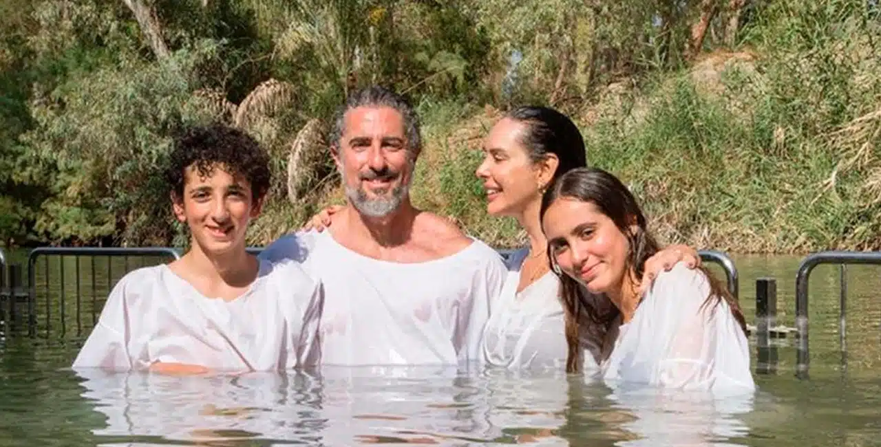 Durante Viagem De Férias Para Israel, Marcos Mion Demonstra A Sua Fé Ao Ser Batizado Nas Águas Do Rio Jordão