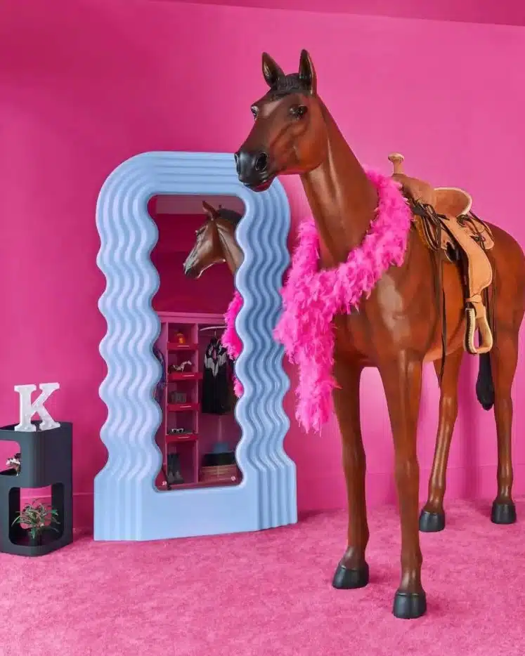 Mansão Da Barbie Oferece Piscina Com Borda Infinita, Pista De Patins Com Vista E Até Cinema 