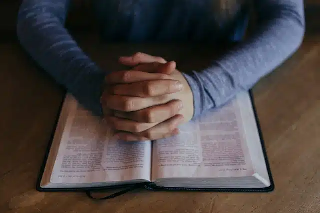 Um Guia Simples Sobre Como Fazer Uma Oração Eficaz