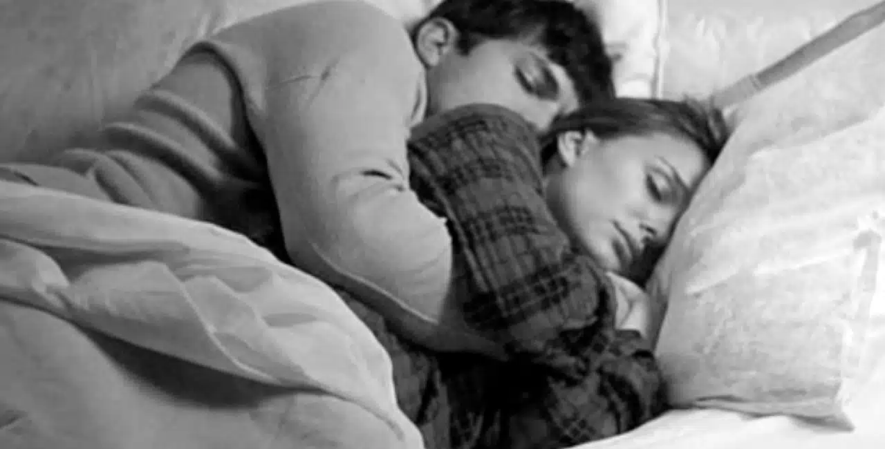 Aqui Está O Que A Posição Em Que O Casal Dorme Diz Sobre Seu Relacionamento