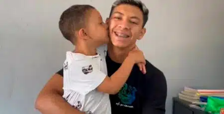 Pai Solo Aos 17 Anos Viraliza Nas Redes Sociais Com Rotina De Cuidados Ao Filho No Ceará
