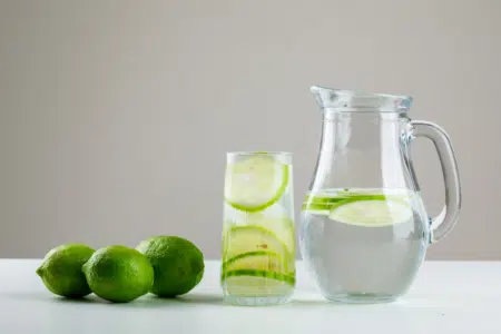 Veja Os Vários Benefícios De Se Tomar Água Morna Com Limão Pelas Manhãs