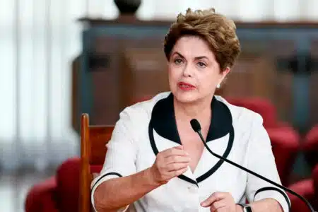 Dilma É Questionada Sobre Voo Em Primeira Classe E Responde: &Quot;Sou Presidente De Banco&Quot;