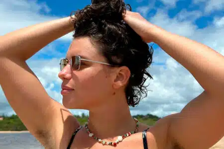 Bruna Linzmeyer Exibe Axilas Peludas Em Ida À Praia