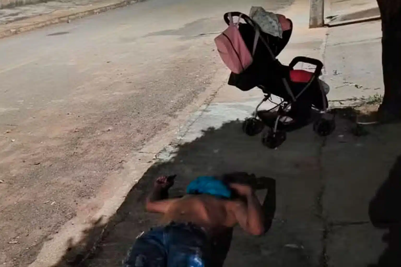 Pai Embriagado É Preso Por Abandono De Incapaz Ao Ser Encontrado Dormindo Na Rua Com Bebê Em Mt